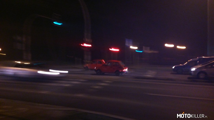 Rzecz niespotykana w XXI wieku – Kilka dni temu, centrum miasta Głogowa, na światłach dwa fiaty 126p, oba czerwone. Na dodatek ścigały się. Zdjęcie zamazane bo uchwyciłem tylko moment startu z pod świateł. Pozdrowienia dla tych kierowców. 
