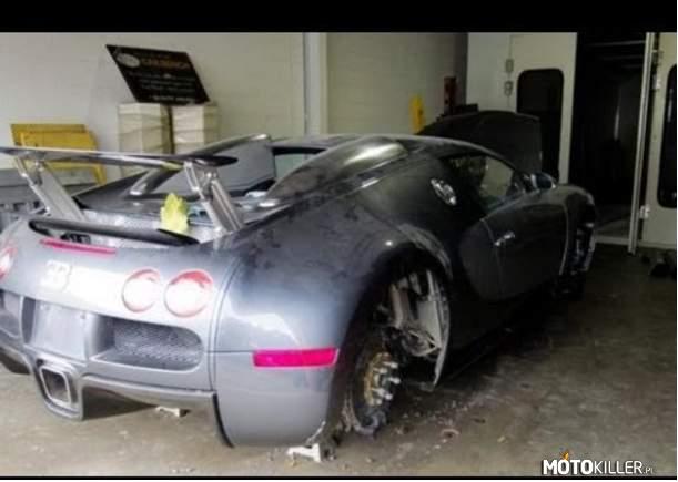 Opuszczone Bugatti w Dubaju –  
