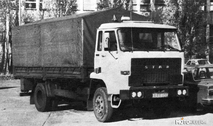 Zapomniany prototyp – Wykonany w 1975 r. prototyp ciężarówki Star, nazwany roboczo &quot;12,5 tony&quot; z uwagi na sumę masy własnej (5,5 t) i ładowności (7 t). Auto powstało bez wiedzy ówczesnych decydentów i po oficjalnej prezentacji z okazji VII zjazdu PZPR w grudniu 1975 r., zabroniono konstruktorom ze Starachowic prowadzenia dalszych prac nad tym projektem - fabryka miała wykonać plan a nie &quot;marnotrawić&quot; pieniądze na nowe konstrukcje.
Star &quot;12,5 tony&quot;, choć podobny do produkowanych seryjnie Starów serii 200, był całkowicie innym i o wiele nowocześniejszym pojazdem, posiadał mi. in. odchylaną kabinę kierowcy, pozwalającą na dobry dostęp do silnika oraz umożliwiającą bardziej funkcjonalnie i ergonomicznie zaprojektować miejsce pracy kierowcy, pneumatyczną instalację hamulcową, instalację elektryczną o napięciu 24 V oraz pierwszy polski silnik turbodoładowany. Za bazę posłużył silnik S359 z modelu 266 (150 KM), przy czym zasadnicza różnica tkwiła w kadłubie silnika, Star 266 posiadał kadłub aluminiowy, natomiast w silniku Stara &quot;12,5 tony&quot;, z uwagi na doładowanie, zastosowano kadłub żeliwny. Turbosprężarka powstała w WSK Rzeszów na licencji firmy Garrett. Moc silnika ustalono na  180 KM choć podczas prób na hamowni bez trudu osiągał 200 KM a przy przeciążeniu nawet 230 KM.
Choć Star &quot;12,5 tony&quot; nie wyszedł poza fazę prototypu to najistotniejsze rozwiązania w nim zastosowane, jak nowa kabina i turbodoładowany silnik, wykorzystano przy produkcji Stara 1142. 