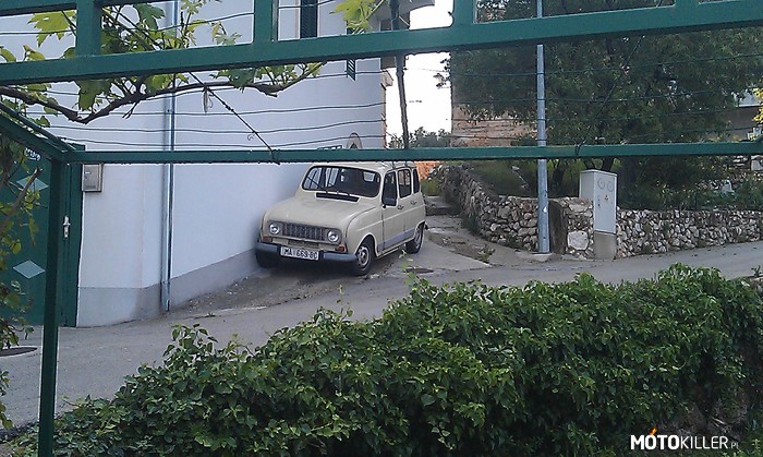 Kolejne Renault 4 z malowniczej Chorwackiej wioski – Te tym razem w doskonałym stanie 