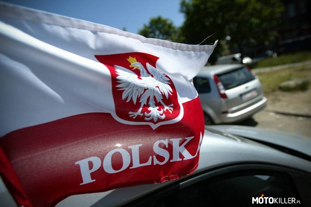 Drodzy Kierowcy – W czasie Euro 2012 bardzo dużo osób jeździło z flagą Polski, było to dobry gest Polaków dla naszej reprezentacji.

Dzisiaj(02.05.2014)jest Dzień Flagi Rzeczypospolitej Polskiej, a jutro (03.05.2014) Święto Konstytucji 3 maja. Wyciągnijmy flagi z szafy i pokażmy że my Polacy jesteśmy patriotami. 