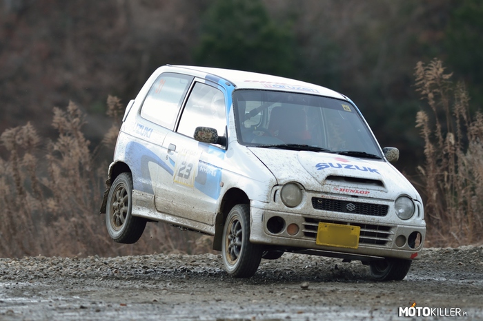 Suzuki Alto WORKS – W Europie czasami podczas KJS/Autocross ludzie upalają Suzuki Swift, natomiast w Japonii mają model Alto, szczególnie ceniona jest wersja WORKS. Najlepsza specyfikacja, to 3-cylindrowy turbodoładowany silnik oraz napęd na cztery koła. 