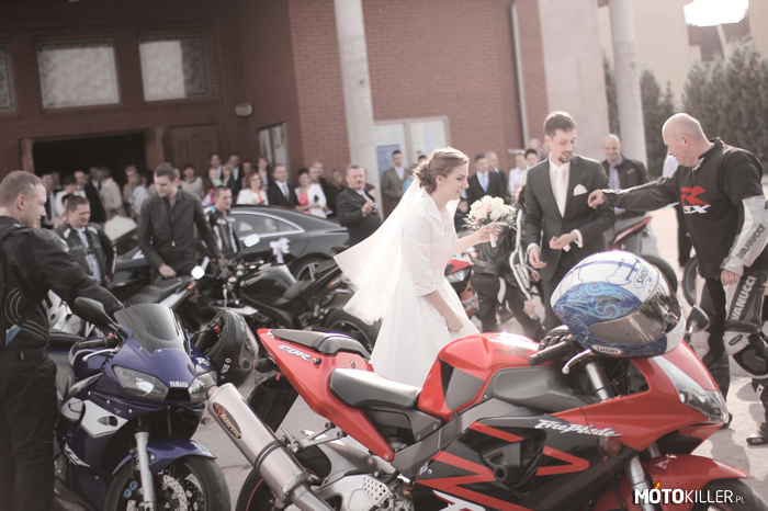 Weselna Oprawa – Ma weselnej oprawie kolegi zebrało sie 22 motocykle, którymi utworzyliśmy serce gdy Para młoda wychodziła z kościoła. Czerwona 954 to moja Frania. 