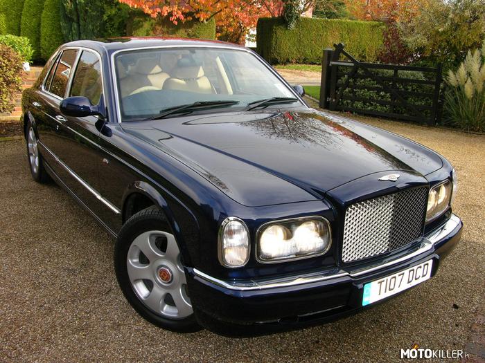 Auta z &quot; 60 sekund &quot; – Auto nr 3. Bentley Arnage R 1999r. - Lindsey

Jest to druga z trzech wersji tego modelu, &quot;R&quot; (Arnage Red Label). Czterodrzwiowy, tylnonapędowy sedan z automatyczną czterostopniową skrzynią biegów.
To 2585 kilogramowe auto posiada pod maską aluminiową jednostkę konstrukcji Rolls-Royce`a, która znajdowała się między innymi w autach tkj. Bentley Continental czy Azure.

Silnik - V8 6,75l (6750 cm³), OHV,
Jednostka wspomagana jest dwiema turbosprężarkami Garrett T3.

Moc maksymalna: 405,6 KM
Maksymalny moment obrotowy: 835 N•m

Osiągi:
-Przyspieszenie 0-100 km/h: 6,3 s
-Prędkość maksymalna: 249 km/h

Bentley posiada przelicznik mocy do masy równy 155 KM/tone.

W Ameryce te 2,5 tony stali obecnie wyceniono na około 40-50 tyś. dolarów (ok. 125- 150 tyś. zł)

Wszelkie dane szczegółowe znajdują się w źródle :) 