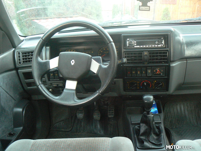 Renault  R19 – Dziś przyszła kierownica Wcześniejsza bardzo mnie koliła więc zmieniłem na inną z wersji 1,8 16V 