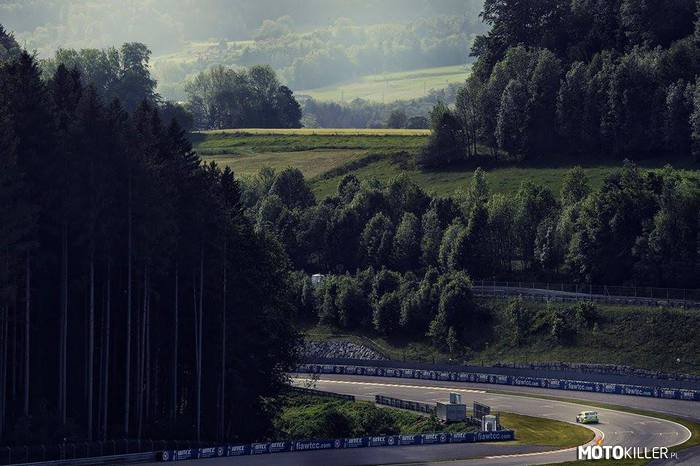 Piękny krajobraz na torze w Austrii – Przepiękny tor Salzburgring a na nim Honda Civic W T C C 