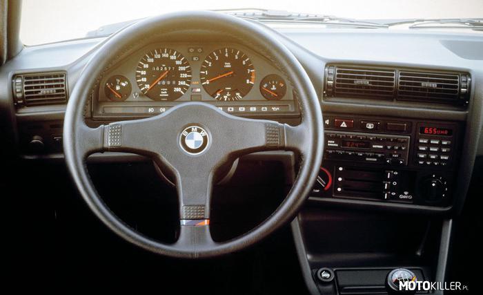 1987 BMW E30 M3 - Ciekawe wnętrza #15 – Charakterystyczny kokpit z konsolą środkową pochyloną ku kierowcy. Prosty i bardzo ergonomiczny, a jednocześnie niestarzejący się design. 