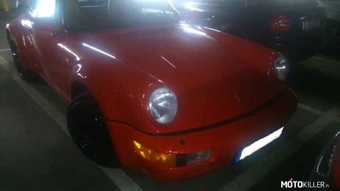 Cz1. Porsche 911 (930) Turbo napotkane w Gorzowie Wlkp. – Witam, okaz ten napotkałem w Gorzowie Wlkp. na parkingu Nova Park. Mam jeszcze jego parę fotek. Autko to zostało pięknie zachowane (całe w serii). Aż miło na takie coś patrzeć! 