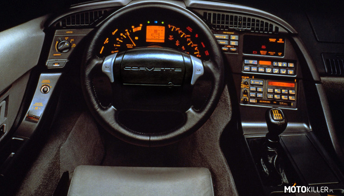 1991 Chevrolet Corvette C4 - Ciekawe wnętrza #18 – W najnowszej generacji Corvetty (C7) Chevrolet powrócił do podobnej stylistyki kokpitu. 