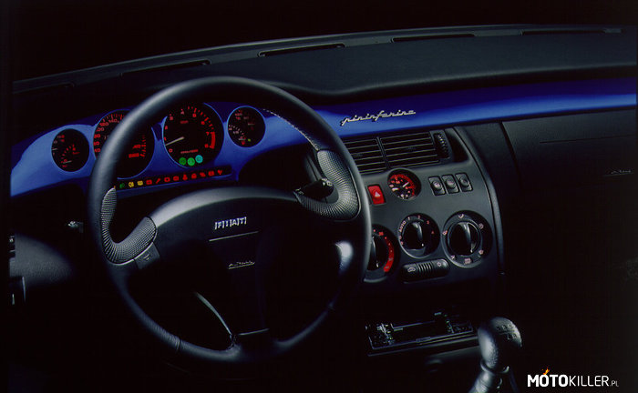 1998 Fiat Coupe -Ciekawe wnętrza #20 – Jeżeli za coś bierze się Pininfarina, to efekt końcowy musi być stylowy i ze smakiem. Jednym może się podobać, innym nie, ale bogactwa w stylowe &quot;smaczki&quot; (choćby odseparowane od siebie zegary, panel w kolorze nadwozia biegnący przez boczki i kokpit, czy analogowy zegarek na środku) nie można temu wnętrzu odmówić. 