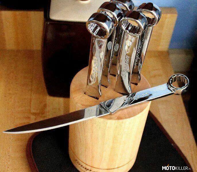Ciekawe noże – - Podaj nóż...
- Który?
- Oczkową czternastkę. 