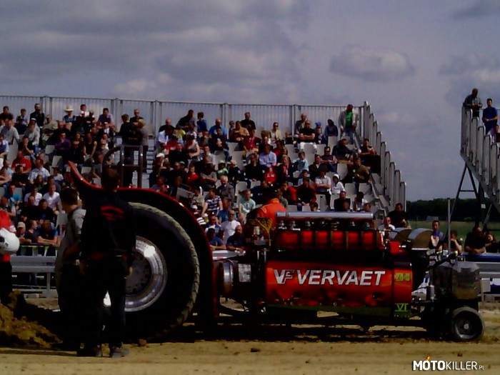 Tractor Pulling Niepruszewo 2014 – Runda finałowa, niestety pękła przekładnia ale i tak wielkie brawa. 
