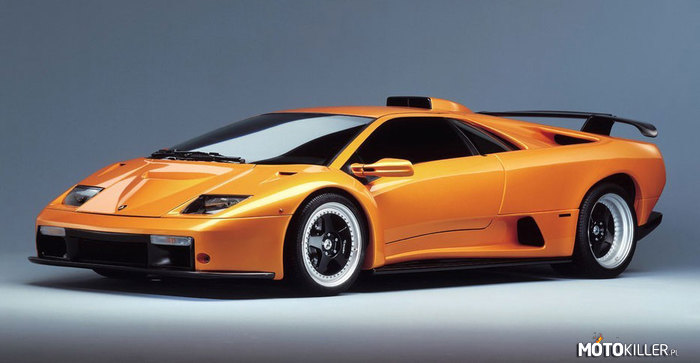 Kultowe samochody – Lamborghini Diablo – model sportowego samochodu produkowanego przez włoską firmę Automobili Lamborghini S.p.A. w latach 1990 - 2001. Przez cały okres produkcji sprzedano zaledwie 2903 egzemplarze. Diablo w 1990 roku był mianowany tytułem najszybszego samochodu świata, osiągnął on 325 km/h. Odebrał ten tytuł największemu rywalowi Lamborghini - Ferrari F40 i dzierżył ten tytuł od 1990-1991 roku, ciekawostką jest to, że zdołał poprawić rekord tylko o 1 km/h. W 1991 roku supersportowy Bugatti EB110 odebrał mu ten tytuł znacznie podnosząc poprzeczkę w kategorii prędkość maksymalna dla tego typu aut.

Lamborghini Diablo (1990–1998)


Diablo (1990-1998)
Firma Lamborghini wprowadziła model Diablo w zastępstwie dla starzejącego się modelu Countach. Auto trafiło do sprzedaży 21 stycznia 1990 roku. Jego cena wynosiła wtedy 240 000 $. Czterdziestoośmiozaworowy silnik o pojemności 5,7 litra generował moc 492 koni mechanicznych (367 kW) oraz moment obrotowy wynoszący 580 Nm. Dzięki temu pojazd rozpędza się do 100 km/h w 4 sekundy, a jego prędkość maksymalna wynosi 325 km/h.

Silnik
V12 5,7 l (5707 cm³), 4 zawory na cylinder, DOHC
Układ zasilania: wtrysk
Średnica × skok tłoka: 87,00 mm × 80,00 mm
Stopień sprężania: 10,0:1
Moc maksymalna: 499 KM (366,9 kW) przy 7000 obr/min
Maksymalny moment obrotowy: 580 N•m przy 5200 obr/min
Osiągi[edytuj | edytuj kod]
Przyspieszenie 0-100 km/h: 4,09 s
Prędkość maksymalna: 326 km/h 