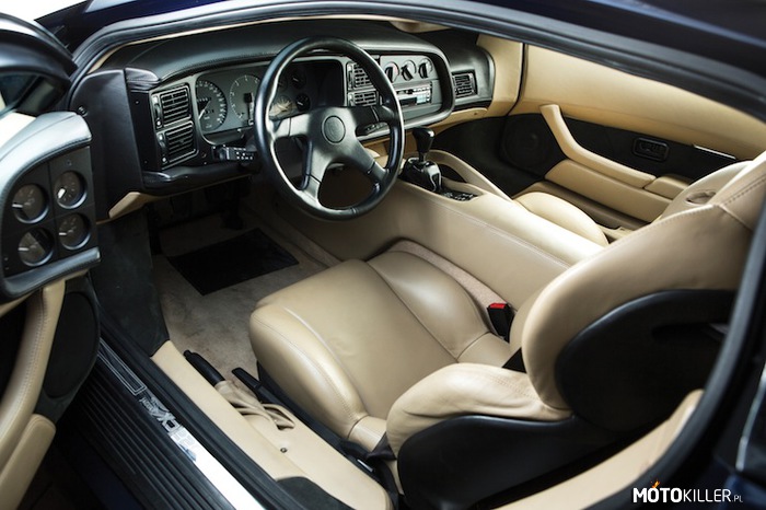 1992 Jaguar XJ220 - Ciekawe wnętrza #29 – Ciekawy, a zarazem elegancki kształt kokpitu, wszechobecna skóra, oraz cztery wskaźniki umiejscowione na boczku drzwi, oto najszybszy samochód świata w roku 1992. 