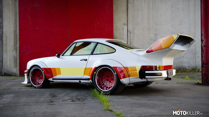 Porsche 911 Turbo – Świetne malowanie, które idealnie pasuje do epoki z której pochodzi auto. Dzięki temu to Porsche wygląda niczym Hotwheels z lat osiemdziesiątych. 