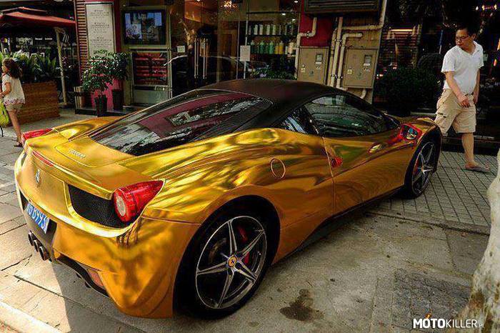 Złote Ferrari – Nie sposób go nie zauważyć. 