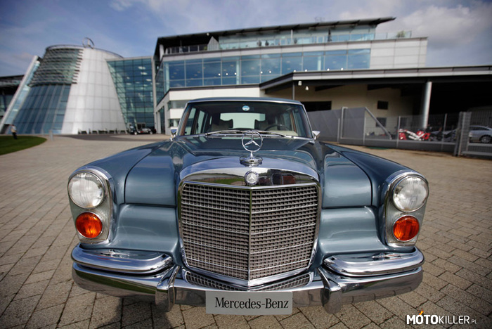 Samochody Elvisa Presleya #6 – #6 Mercedes 600
Elvis kochał luksusowe samochody. W 1970 roku nabył Mercedesa 600, który w tamtym  czasie uchodził za najlepszy samochód świata. 

Mercedes posiadał silnik V8 o pojemności 6.3 litra i mocy 250 KM. 