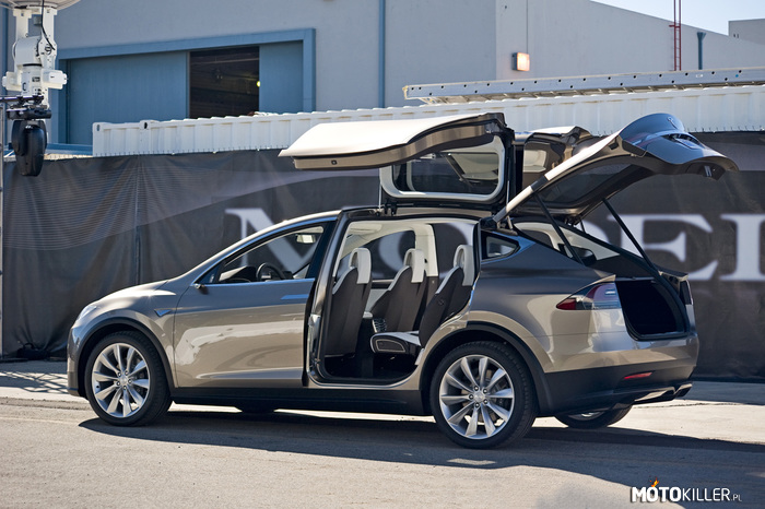 Tesla Model X trafi do produkcji na początku 2015 roku – Jest to nowy elektryczny SUV z napędem na wszystkie 4 koła. Auto będzie wyposażone w 7 miejsc i bardzo nietypowe drzwi jak na tą kategorię pojazdów. Będą otwierały się do góry.

Pod jego „maską&quot; znajdą się 2 silniki elektryczne. Umożliwi to napędzanie dwóch osi jednocześnie, a wg producenta samochód ma przyspieszać do 60 mhp (97 km/h) w czasie poniżej 5 sekund. Model X będzie wyposażony w baterie o pojemności 60 lub 85 kWh, co oznacza że można spodziewać się zasięgu dochodzącego do 500 km. 