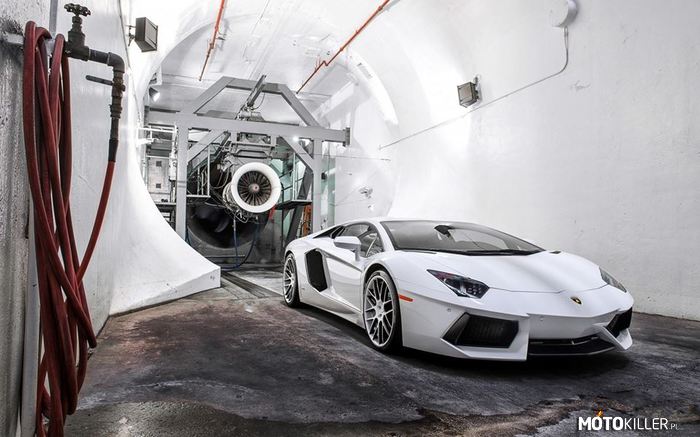 Lamborghini z silnikiem odrzutowym w tle –  