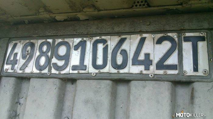 Numer garażu – Takie cudo spotkałem z kumplem w Szczecinie. Numer garażu zrobiony z cyfr i litery z polskich i niemieckich rejestracji. 