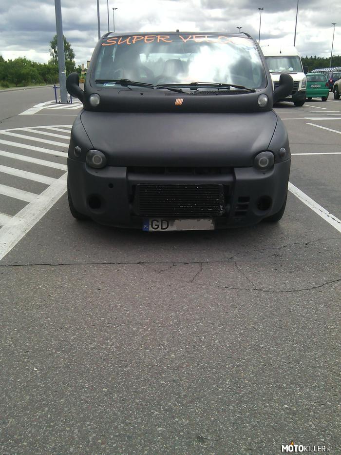 Spotkany Fiat Multipla – Spotkany w Gdyni, na Dąbrowie. Bardzo mi się spodobał.
Pozdrawiam własciciela 