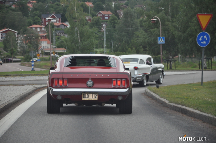 BLR - Oldsmobil i Mustang – Big Lake Run to spotkanie właścicieli samochodów amerykańskich i jazda wokół jeziora w Szwecji. 