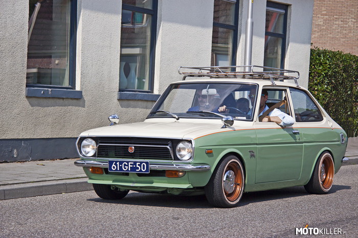 Toyota Publica 1000 KP30 – Klimatyczny, tylnonapędowy mieszczuch, z lat 70, dostępny też w europie, jako Toyota 1000. Jego następcą został model Starlet (na początku zwany jeszcze Publica Starlet). 