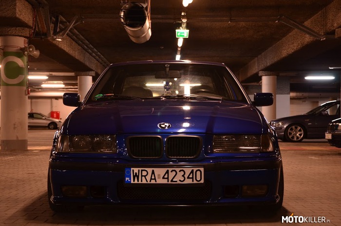 BMW e36 nocą, na parkingu – Foto zrobione na wczorajszym spocie- auto oczywiście moje ;)

Na auto wpadły czarne znaczki oraz znów zagościły przyciemniane kierunki. 