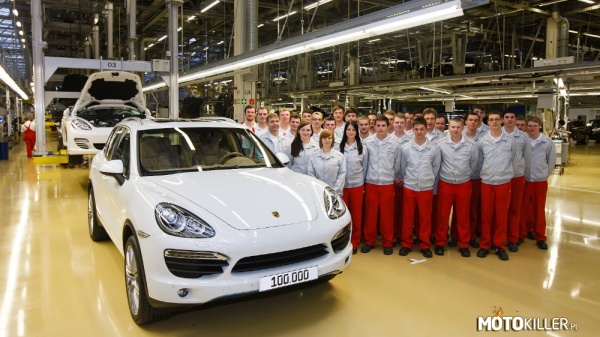Nowa fabryka dla Porsche Cayenne – Zainteresowanie SUV-em jest tak duże, że fabryka nie nadąża z produkcją. VW uruchomił dodatkową produkcję Cayenne w zakładzie w Osnabrück.
Od lata 2015 roku w zakładzie Volkswagena w Osnabrück rozpocznie się końcowy montaż Porsche Cayenne. Rocznie z taśm ma tam zjeżdżać 20 tys. aut. Obecnie samochód jest wytwarzany w lipskiej fabryce Porsche, ale ze względu na wzmożony popyt i duże obłożenia zakładu zdecydowano, że część produkcji będzie się odbywała także w Dolnej Saksonii. 