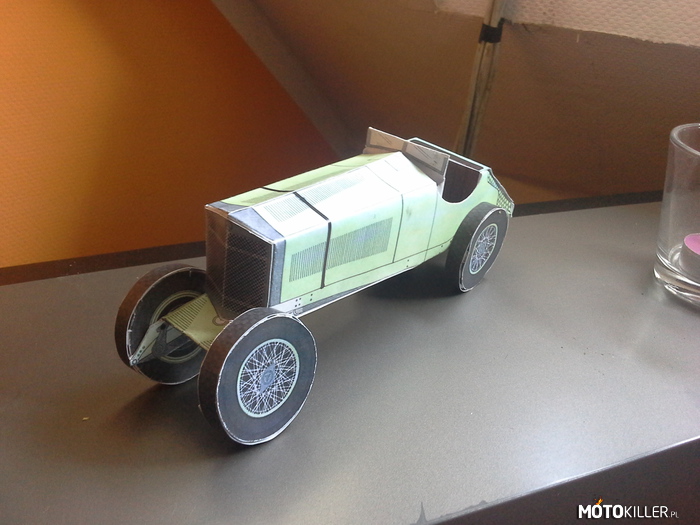 Model Mercedesa SSK z 1928 roku – Własnoręcznie wycięty i sklejony. Mój pierwszy papierowy model, mam nadzieje, że będzie więcej. 