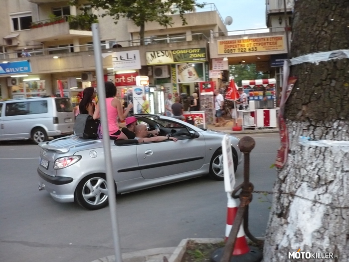 Peugeot 206 – Z subwoofera między dziewczynami muzyka i zapraszają do nocnego klubu. Reklama dźwignią handlu. 