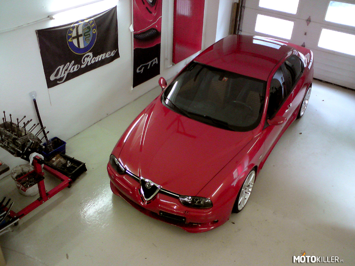 Alfa Romeo 156 GTA – Piękne auto w klimatycznym garażu. 3.2 V6, 250KM i 6,3 sekundy do setki. 