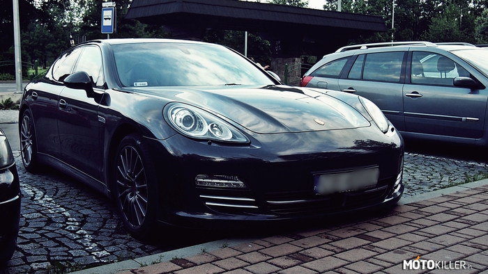 Porsche Panamera – Takie Porsche spotkałam w Zakopanem wracając ze szklaku z Tatr. 