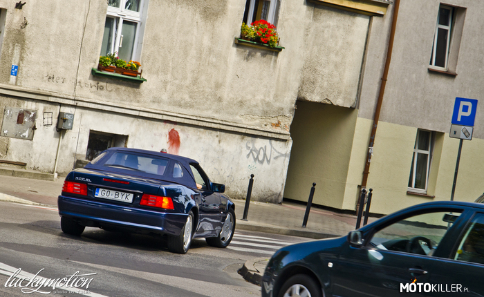 Mercedes-Benz SL500 – Taki oto Byk złapany na mieście. 