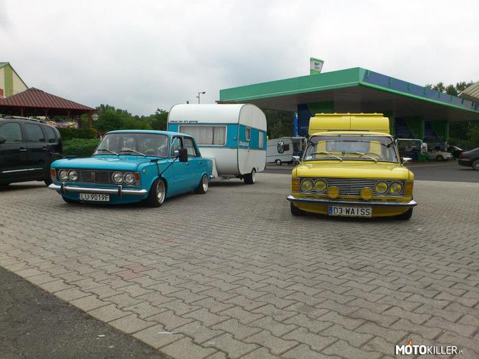 Fiaciory na wakacjach – Fiat RIC&apos;a (niebieski) i Rufusa (żółty) w drodze na wakacje. 