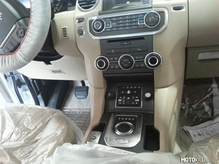 Land Rover Vogue – Fabrycznie nowe wnętrze, wersja z chowanym drążkiem zmiany biegów. 
