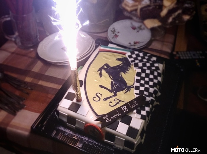 Tort urodzinowy fana F1 i Scuderii Ferrari – Jako wieloletni fan F1 i Ferrari, postanowiłem zrobić sobie prezent na 18-te urodziny. 