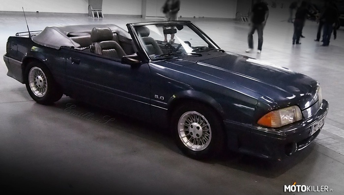 GT Convertible – 1987 rok, V8. Generacja, której jeszcze nie pokazywałam na głównym planie. Jeden z niewielu Fox&apos;ów w Polsce, a w wersji Convertible GT chyba jedyny. 