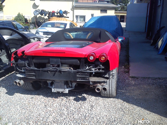 Podczas wizyty u blacharza – Na podwórku stało takie oto Ferrari. Dodam, że to zakład na wsi. 