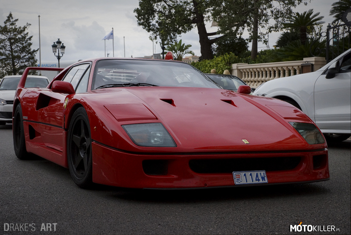 Ferrari – Przed kasynem Monte-Carlo. 