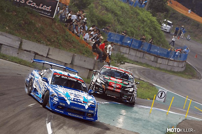 Ojczyzna driftu – Na zdjęciu stary wyjadacz vs świeżak. Czyli Nissan 180SX vs Toyota 86, atakują tor wyścigowy Ebisu w Japonii. 