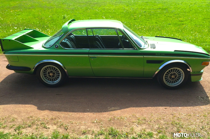 BMW 3.0 CSL BATMOBIL 1974 – Oto wyjątkowy okaz w unikalnym kolorze. BMW 3.0 CSL to lekka, stworzona z myślą o homologacji wyścigowej wersja BMW 3.0 CS/CSi. Druga seria ze względu na bezkompromisowy pakiet aerodynamiczny zyskała przydomek „Batmobil”. Oryginalnie wyprodukowano ich zaledwie 57, w kolorze „taiga green” powstały takie tylko cztery sztuki. Ta zachowuje w pełni oryginalny stan, ma 30 tys. km przebiegu, oryginalną klimatyzację i kosztuje 280 tys. euro. 
