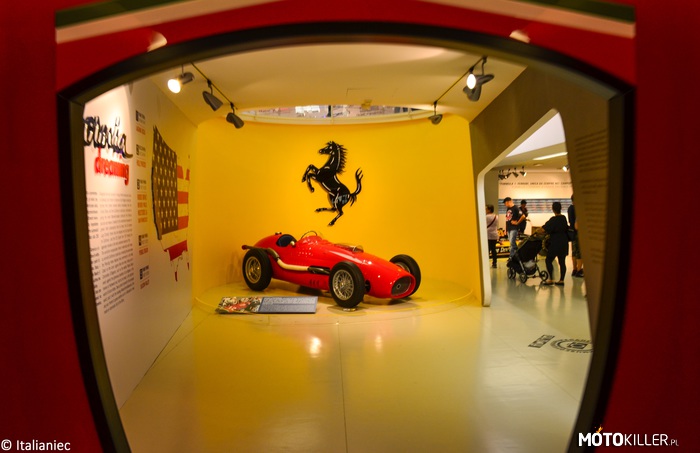 Muzeum Ferrari – Na zdjęciu samochód F1 z 1952 roku który uczestniczył w 500 mil w Indianapolis. 