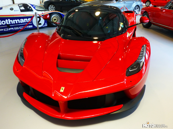 La Ferrari w Londynie – Zaszedłem do Londyńskiego salonu z samochodami używanymi oraz nowymi. Zobaczyłem takie cudeńka. 