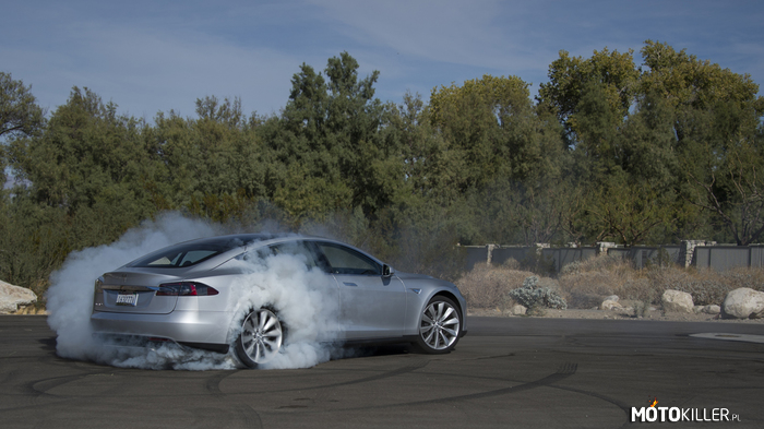 Elektryzujące auto – Tesla S P85D, najszybszy sedan na świecie.
Posiada dwa silniki elektryczne o łącznej mocy 691 hp, a do setki rozpędza się w 3,2s. 