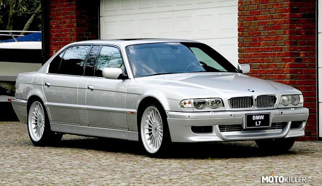 BMW L7 – Zadziwiające BMW L7 jest najprawdopodobniej najbardziej awangardową i ekskluzywną wersją limuzyny, jaka kiedykolwiek opuściła bramy bawarskiej fabryki. Powstało w oparciu o wersję Long E38, której powiększono rozstaw kół o dalsze 25 cm. Komfort na tylnej kanapie jest iście królewski i to ten model był podobno głównym przyczynkiem do wskrzeszenia marki Maybach przez Mercedesa. Odnajdziemy tu 326-konną jednostkę V12, 5-biegowy automat i wyposażenie, które czterokrotnie zwiększało cenę zwykłego 750iL. Wszystkich BMW L7 powstało 899, po liftingu w 1998 roku – zaledwie 106 sztuk – i to jest jedna z nich. 