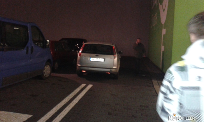 Kolejny &quot;miszcz&quot; parkowania – Mistrzowskie parkowanie na górnym parkingu Silesia City Center w Katowicach.. 