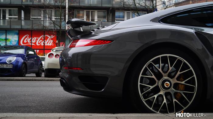Porsche 911 – A może GT-R ukryty w tle zdjęcia? Co wybieracie? W razie trudnego wyboru pozostaje jeszcze niebieskie Mito. 