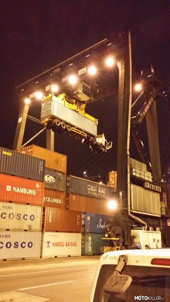 Wypadek przy pracy – W porcie w Rotterdamie podnoszą kontenery razem z ciężarówkami. 