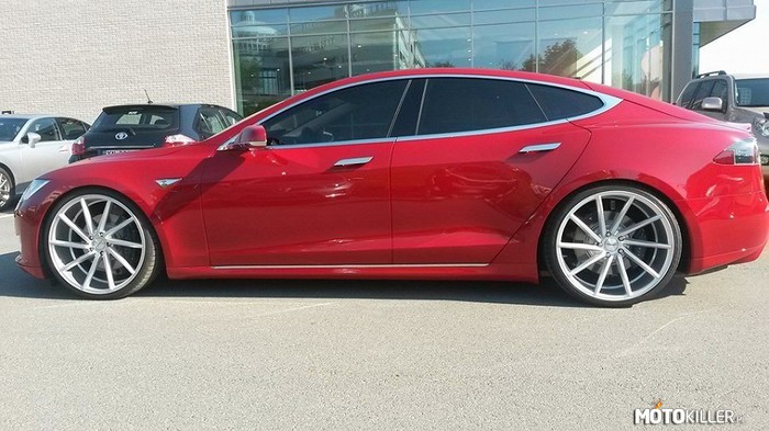 Tesla Model S+ – Samochod elektryczny powiadasz? na kolach 22` wyglada calkiem przyzwoicie 